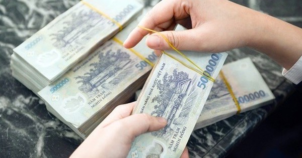 Chồng âm thầm rút gần 300 triệu cho người phụ nữ lạ, vợ sốc nặng khi biết sự thật