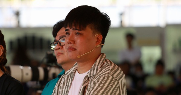 Nam diễn viên bật khóc nức nở: 