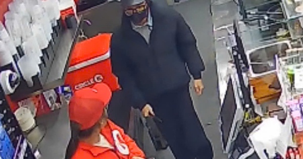 Dí dao doạ nhân viên cửa hàng Circle K, cướp tiền lúc rạng sáng