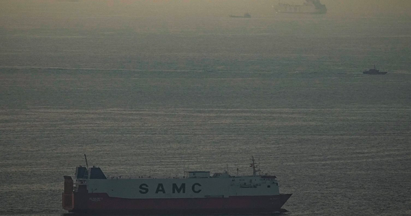 Một tàu chở hàng của EU báo tin vui không ngờ từ eo biển Hormuz