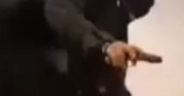 “Nữ quái” bịt kín mặt, ngang nhiên rút súng cướp vàng trong tích tắc