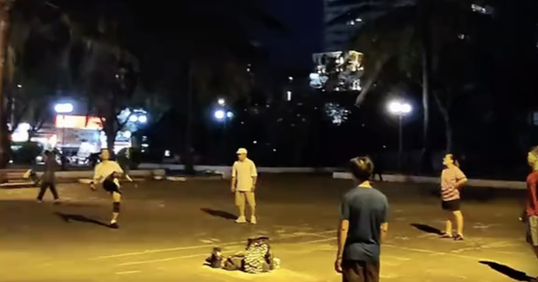 Đúng 1h23 đêm, khách Tây ngỡ ngàng với cảnh tượng xảy ra ở TP.HCM