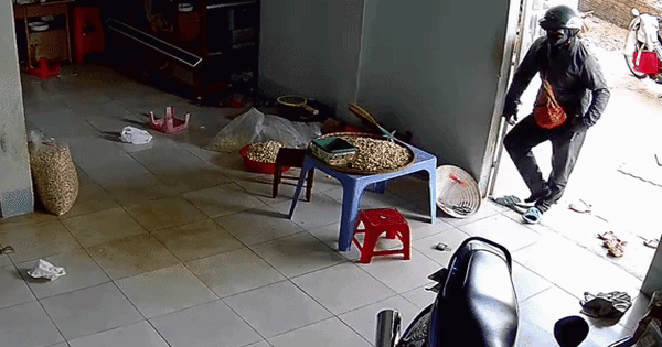 Shipper bước vào nhà trong lúc chờ khách chuyển tiền, cảnh lọt vào camera được cắt ra đăng tải khắp nơi