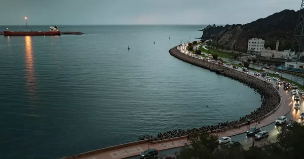 Né tuyến Iran kiểm soát, ba con tàu mở lối đi táo bạo qua eo biển Hormuz