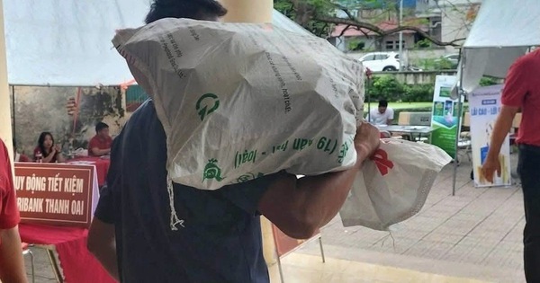 Người dân Hà Nội mang bao tải đi đựng tiền: Tiết lộ mức giá đền bù dự án Olympic
