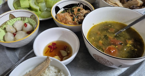 Ngày đầu về nghỉ lễ mẹ chồng bày mâm cơm mà tôi không muốn ăn, không hiểu sao bà lại làm vậy!