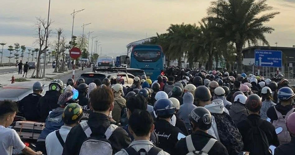 Ô tô, xe máy xếp hàng dài cả cây số chờ qua phà ra Cát Bà