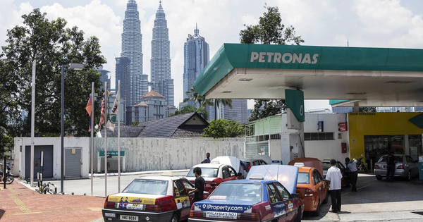 Để có giá xăng 13.000 đồng, láng giềng Việt Nam đang tốn gần 1 tỷ USD mỗi tháng