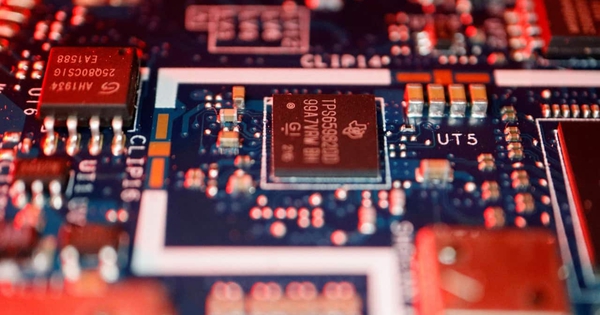 Không dùng dầu mỏ, tại sao toàn ngành bán dẫn toàn cầu lại đang khốn đốn vì eo biển Hormuz đóng cửa