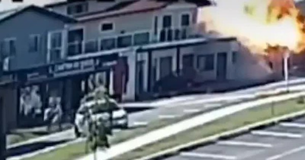 Máy bay đâm vào nhà hàng bốc cháy dữ dội như quả cầu lửa, người trên đường tháo chạy