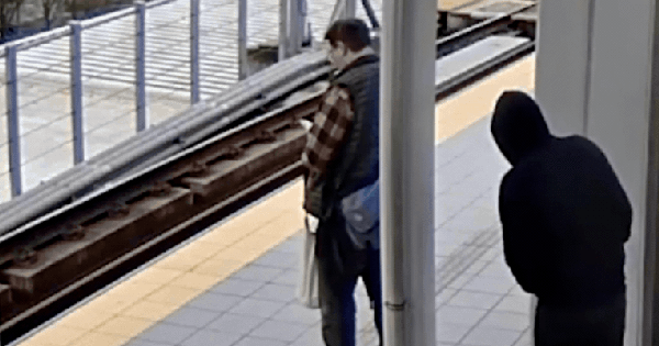 Đang bấm điện thoại, người đàn ông bất ngờ bị kẻ lạ đẩy xuống đường ray khi đoàn tàu lao tới