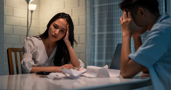 Chồng đưa hết lương cho tôi giữ suốt 5 năm, đến khi mất việc tôi mới biết mình không hề có tiền