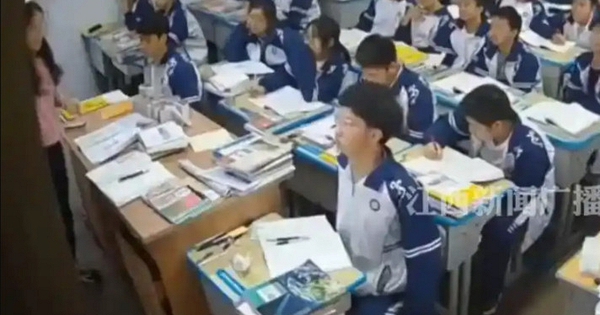 Tấm bảng đen bất ngờ đổ ụp xuống lưng cô giáo, phản ứng vô thức của 2 nam sinh CÁ BIỆT khiến cô giáo 4 năm sau vẫn khóc!