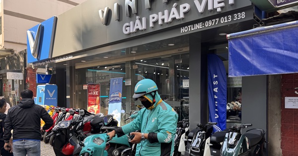 Đua nhau đổi xe máy điện, tài xế công nghệ phải chờ vài tuần mới được nhận xe