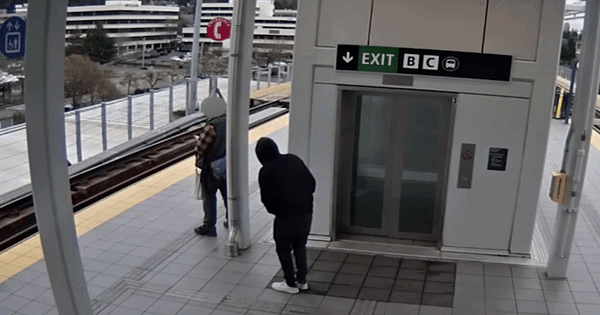 Kinh hoàng khoảnh khắc kẻ thủ ác đẩy người vào đoàn tàu đang chạy