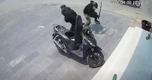 Truy tìm hai người bịt mặt dùng gậy tấn công phụ nữ giữa phố