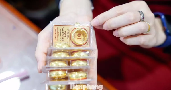 Vì sao giá vàng thế giới giảm, trong nước tăng?