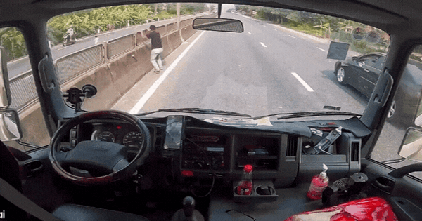Clip: Tài xế bỏ xe, lao qua dải phân cách ôm chặt bé nhỏ giữa dòng xe container