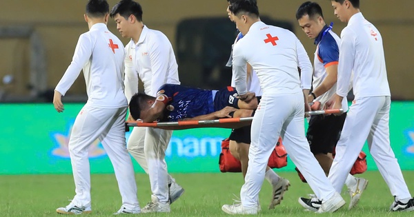 Quang Hải chấn thương đau đớn ôm mặt rời sân