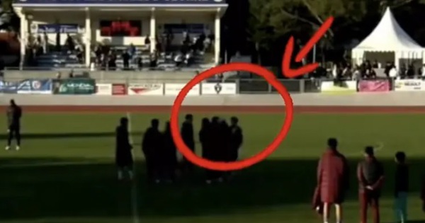 Sốc: HLV Trung Quốc bóp cổ, hành hung học trò ngay sau trận thua