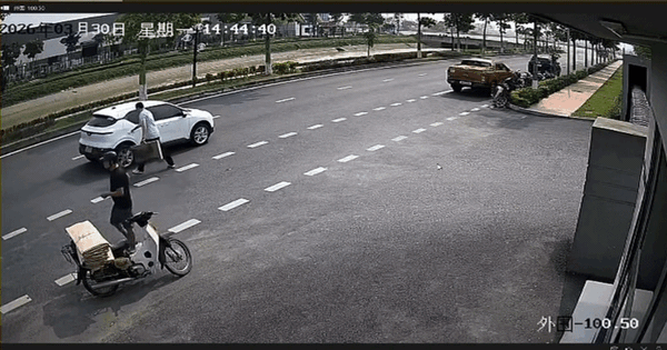 Vụ taxi dừng giữa đường, xe sau tông trúng bị lật: Lỗi của ai?