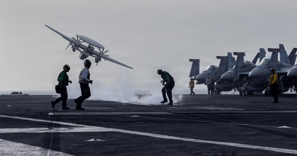 Mỹ giải cứu phi công: Iran bắn hạ trực thăng Black Hawk và máy bay C-130