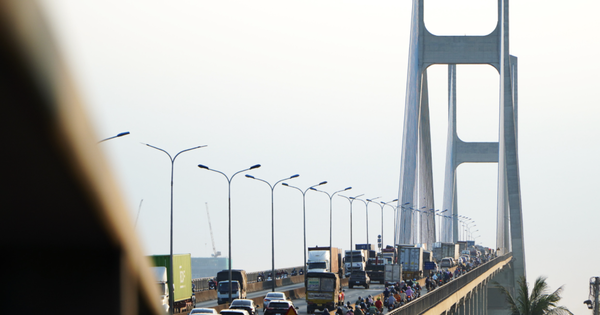 Thi thể bé trai còn nguyên dây rốn trong túi vải, treo trên cột đèn báo hiệu tại chân cầu Phú Mỹ