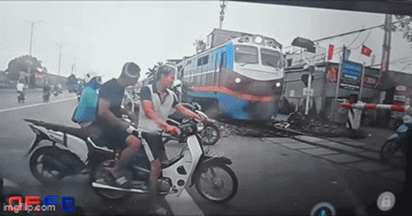 Cận cảnh người đàn ông lách qua khe hở hàng rào, 