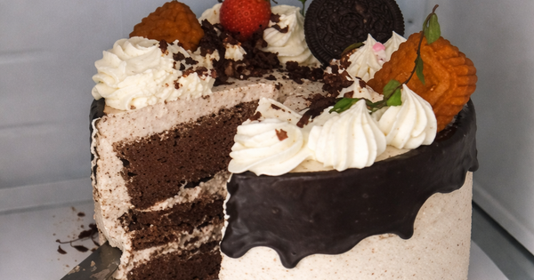 Cất bánh kem trong tủ lạnh, hôm sau mở tủ cô gái 