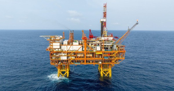 'Mỏ dầu' không bao giờ cạn giúp láng giềng Việt Nam thu về hàng tỷ USD, bất chấp Mỹ siết chặt xuất khẩu