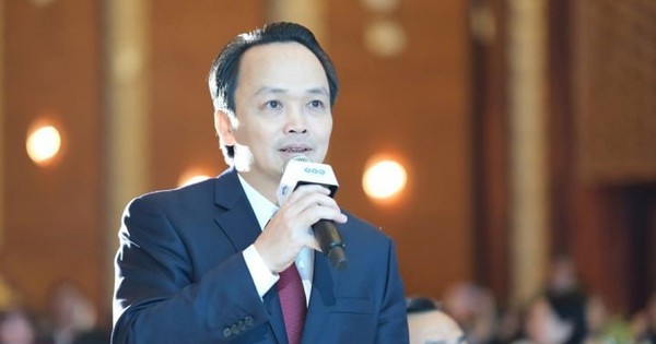 Ca sỹ Tùng Dương hát “Tái sinh” tặng ông Trịnh Văn Quyết