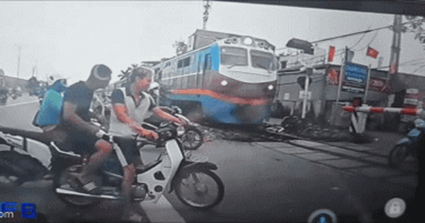 Người đàn ông cầm điện thoại, tăng ga "cướp đường" tàu hoả: Ngã đứng dậy còn có hành động bất ngờ