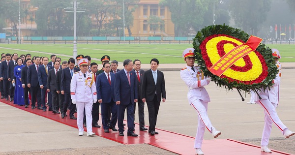Đại biểu Quốc hội khóa XVI vào Lăng viếng Chủ tịch Hồ Chí Minh trước giờ khai mạc kỳ họp thứ nhất