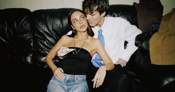 Con trai Beckham đáp trả cực gắt anti-fan kém duyên khi bị nói yêu "gái già" ngang mẹ