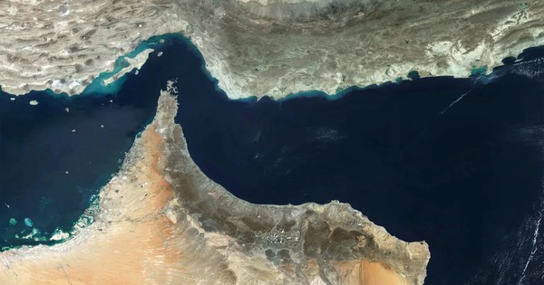 Giá dầu bật tăng 2% khi ông Trump cảnh báo Iran phải mở eo biển Hormuz trước thứ Ba hoặc đối mặt với ‘địa ngục’