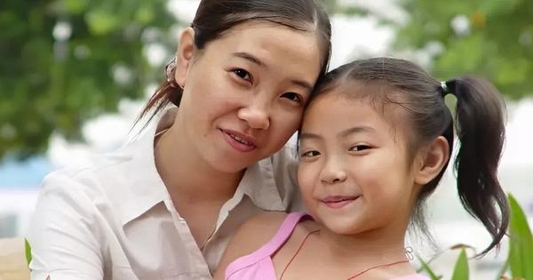 Đi họp lớp cùng mẹ, con gái ngây thơ hỏi: "Sao nhà người ta giàu thế", bà mẹ TP.HCM có câu trả lời xứng đáng điểm 10!