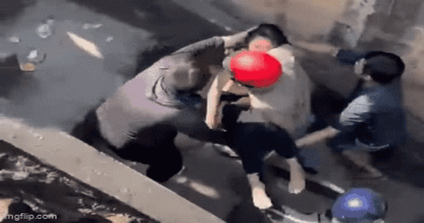 Lao xuống cứu cô gái nhảy cầu 