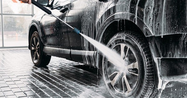 Giá rửa xe 'phi mã', tài xế choáng váng