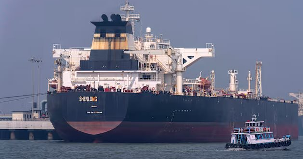 Vừa mang 1 triệu thùng dầu 'thảnh thơi' đi qua eo biển Hormuz, láng giềng Iran lập tức gọi khách hàng 'gom đơn' để giải phóng 3 triệu thùng/ngày