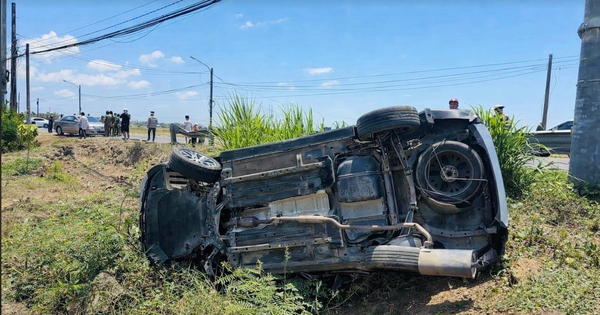 Tài xế đột quỵ, ô tô chở cả gia đình lật nhào trên đường ở TP.HCM