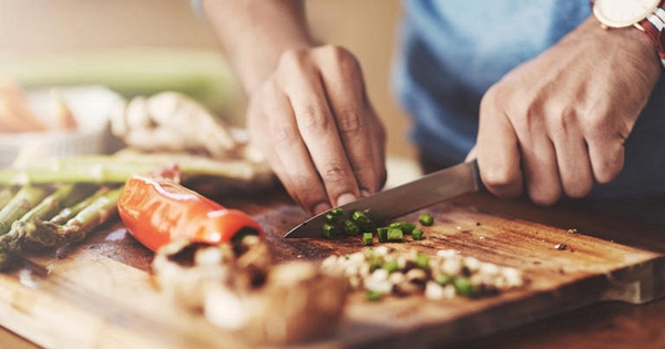 Ngừng ngay việc thái những thực phẩm này trên thớt gỗ, rất nhiều người Việt làm sai