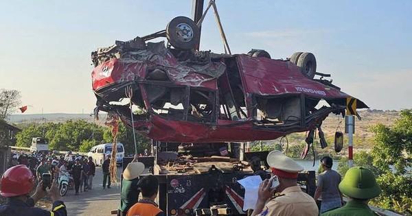 Hiện trường vụ xe khách chở các thợ lặn lao xuống vực, nhiều người thương vong