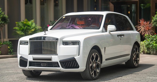 Chào Rolls-Royce Culinan Black Badge 'lướt 800km' hơn 28 tỷ đồng, người bán bọc nilon kỹ như xe mới
