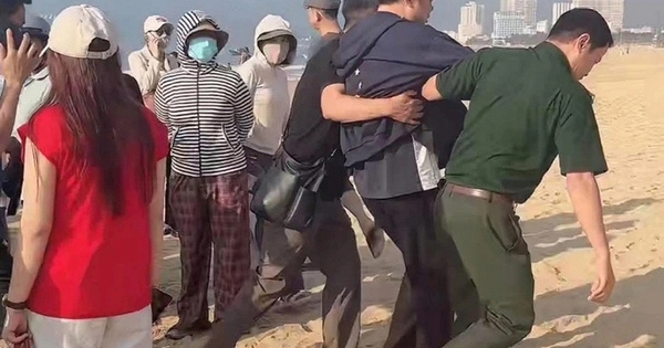 Cha ôm chặt ba lô con bật khóc, thầy cô - bạn bè cầu mong phép màu cho nam sinh trường chuyên mất tích vì sóng cuốn: “Về thôi em!”