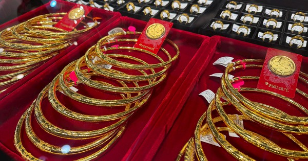 Giá vàng gây bất ngờ, vàng phi SJC còn 156 triệu đồng/lượng