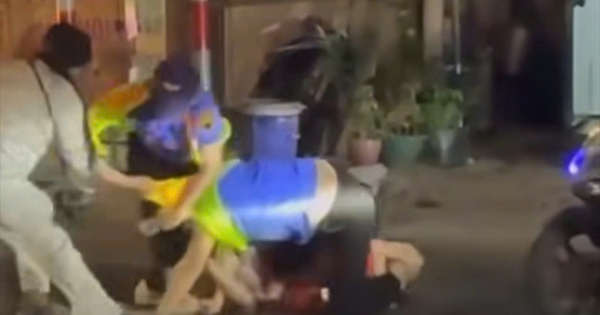 Bị nhắc nhở khi cố vượt rào chắn, người phụ nữ hành hung 2 nhân viên đường sắt