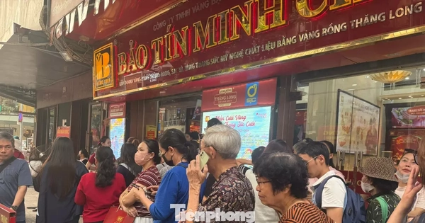 Cửa hàng Bảo Tín Minh Châu tấp nập khách mua vàng