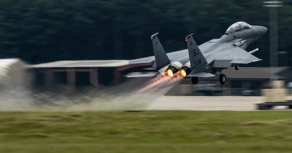 Thực tế khốc liệt phi công Mỹ phải đối mặt khi phóng ghế thoát hiểm từ máy bay