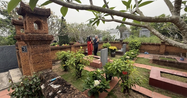 Nữ NSND U60 đưa chồng sắp cưới đi thăm mộ bố là nhạc sĩ lẫy lừng của Việt Nam