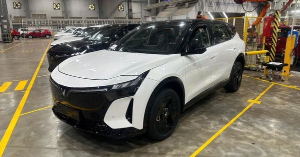 Xe VinFast mới toanh lăn bánh trên đường: Quá to so với VF 6, quá lạ so với VF 7, rốt cuộc là xe gì?